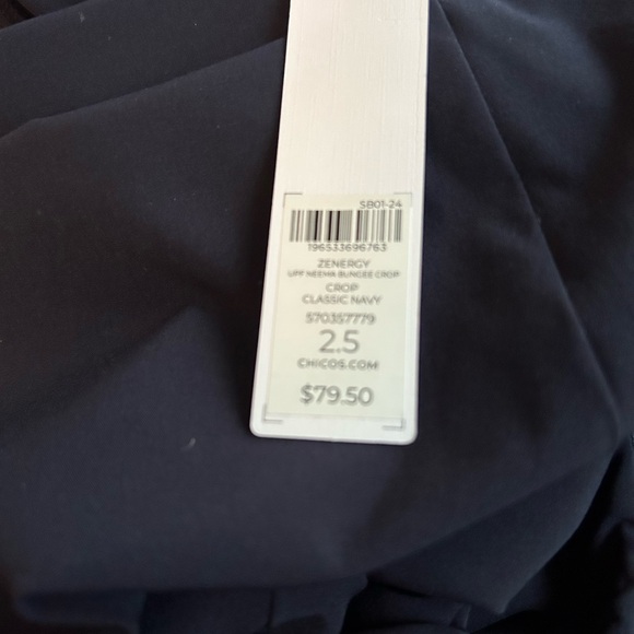 Chico's Zenergy size 2.5 crops - Picture 2 of 2